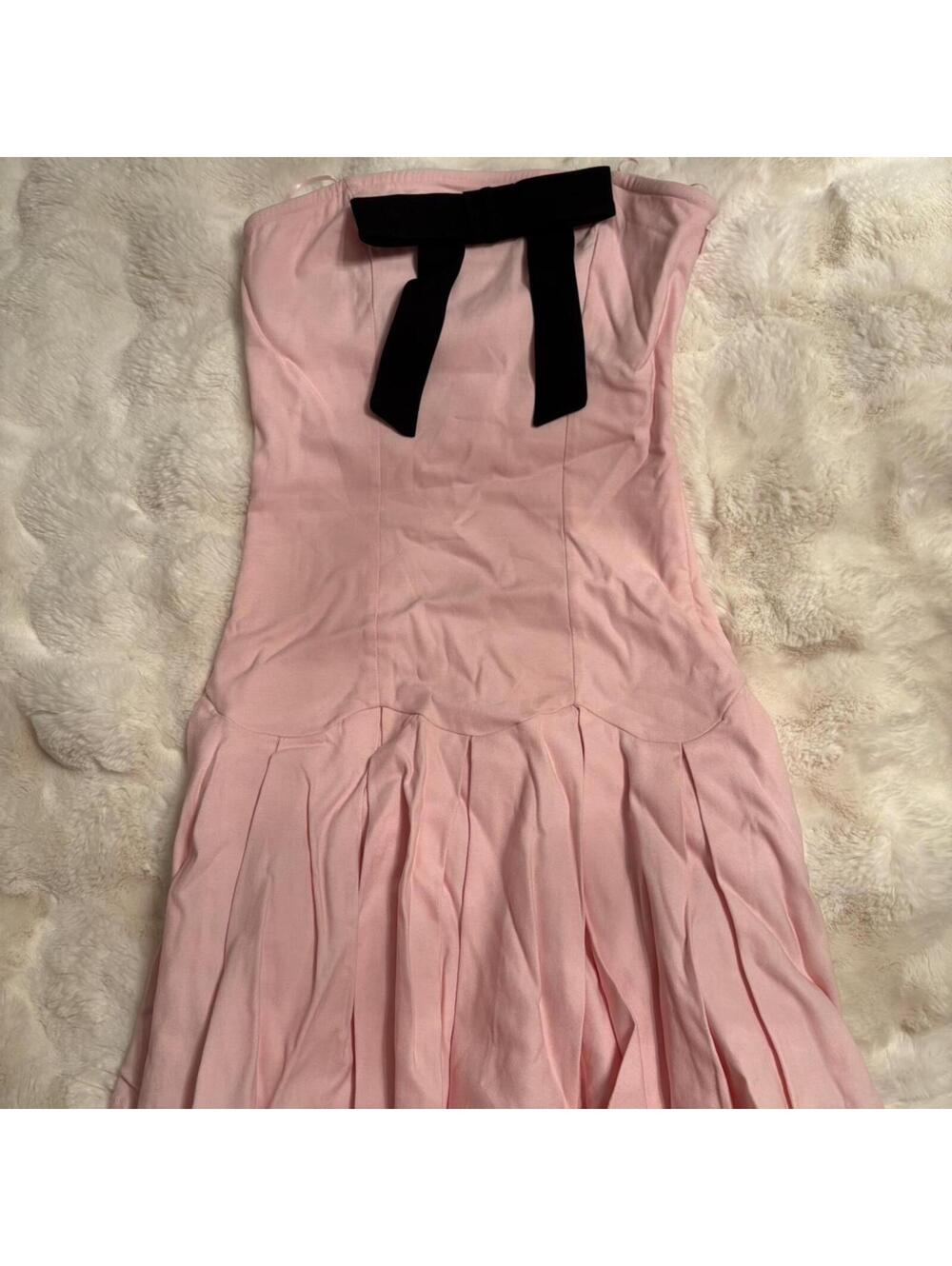 Sabrina Carpenter coded dress w black bow